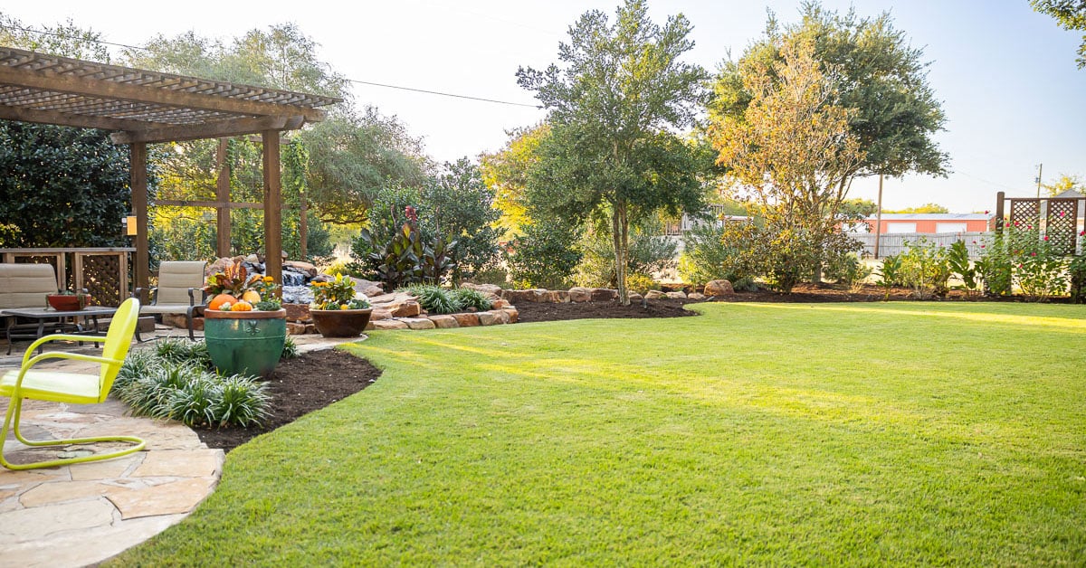 landscape beds mulch pergola patio green lawn 1