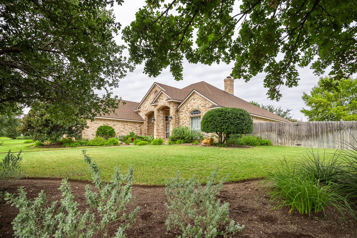 Landscape maintenance front of house landscape beds mulch trees 