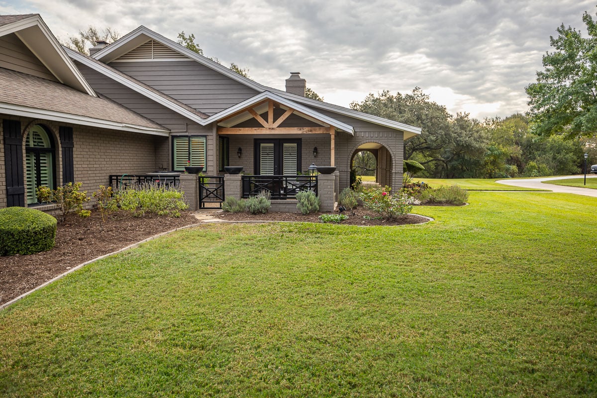 Residential landscape maintenance front of house porch