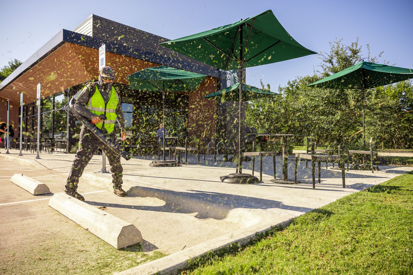 commercial landscape beds green lawn maintenance blowing of sidewalk 2