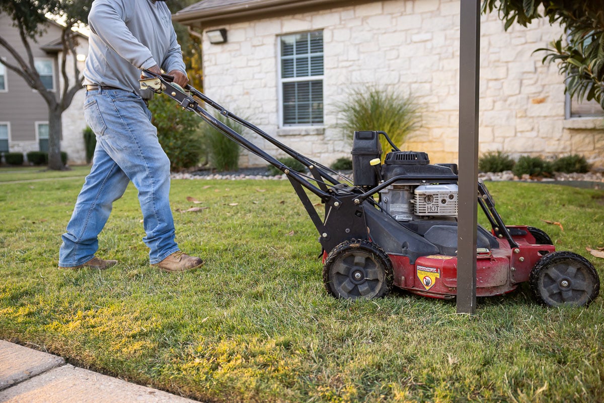 https://47688315.fs1.hubspotusercontent-na1.net/hubfs/47688315/Commercial%20maintenance%20apartment%20complex%20crew%20mowing%206.jpg