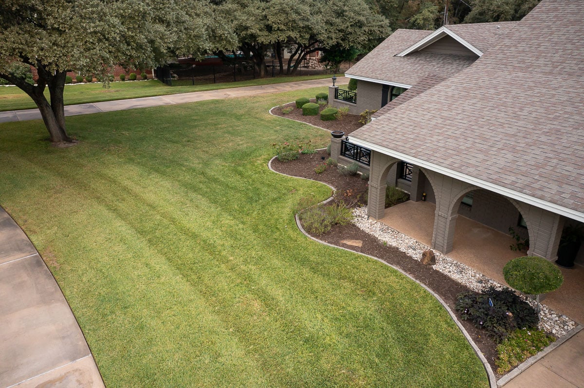https://47688315.fs1.hubspotusercontent-na1.net/hubfs/47688315/Residential%20landscape%20maintenance%20aerial%20view%20front%20porch%20.jpg
