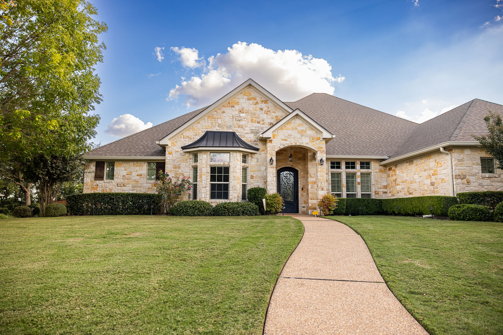 front of house green lawn landscaping 3