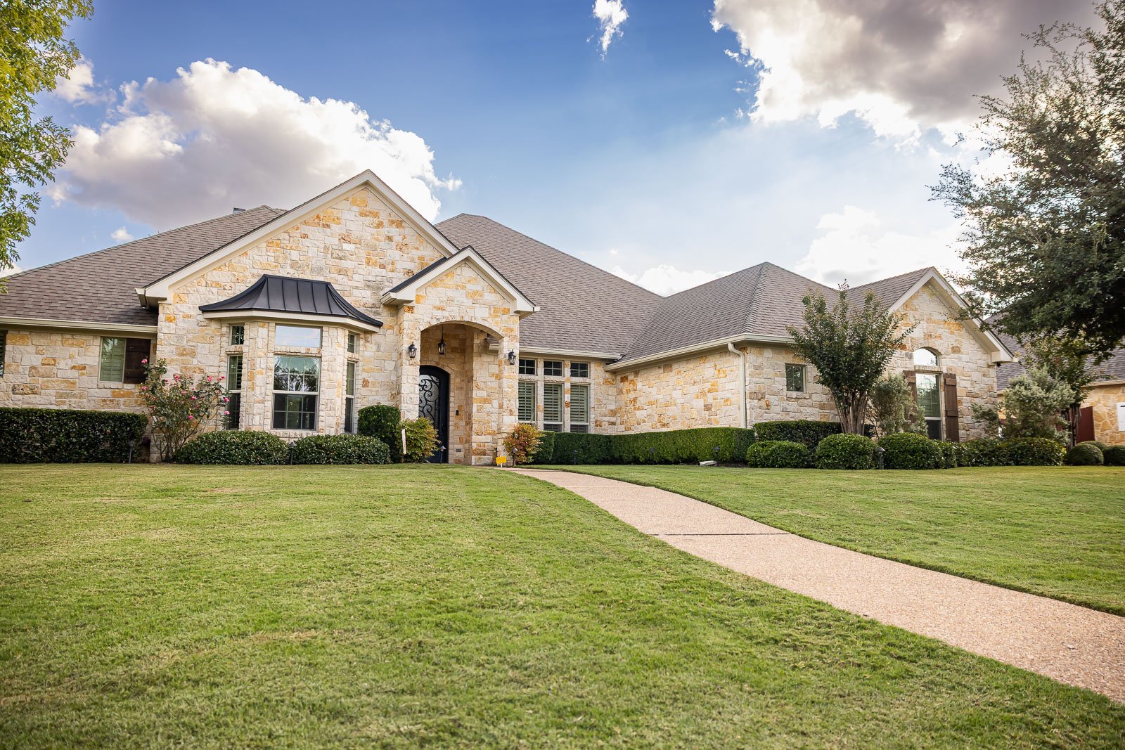 front of house green lawn landscaping 4