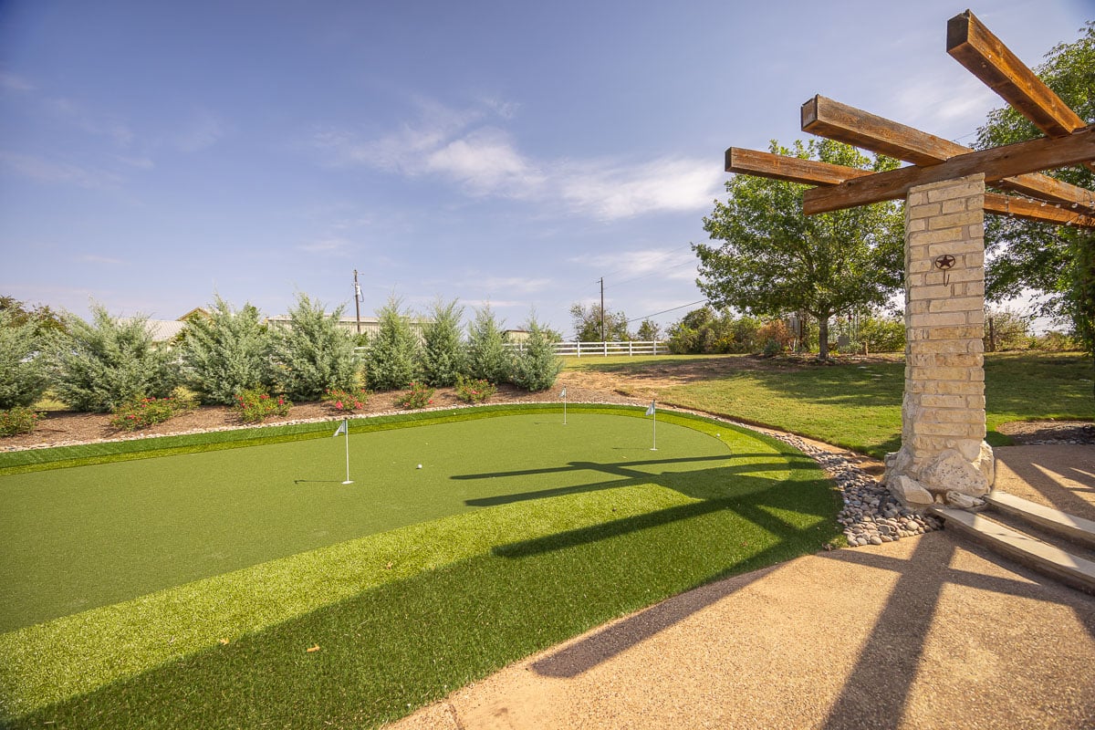 landscape design putting green artificial turf landscape beds pergola 