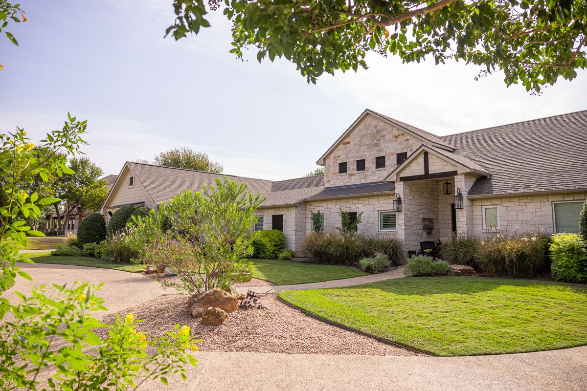 landscape maintenance green lawn front of house